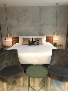安帕瓦的住宿－Gajib Bed&Breakfast，一间卧室配有一张床和两把椅子