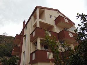 - un bâtiment avec des balcons sur le côté dans l'établissement Guest House Ivan, à Budva