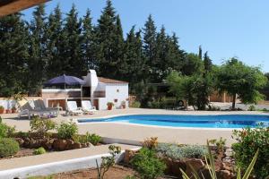 uma piscina num quintal com árvores em can guito es pujols-finca sa caleta , cp: 07818 em Sant Jordi