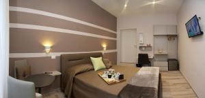 ein kleines Zimmer mit einem Bett und einem Tisch in der Unterkunft Relais Marlene in Avezzano