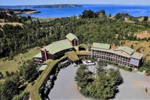 uma vista aérea de um resort com um carro estacionado em frente em Hotel Parque Quilquico em Quilquico