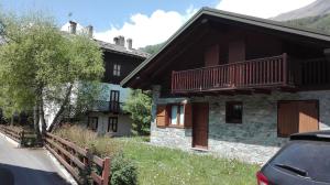 a house with a balcony on the side of it at Hygge Chalet a Champoluc in Champoluc