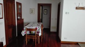 a dining room with a table and some chairs at Hygge Chalet a Champoluc in Champoluc