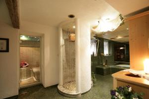 Ett badrum på Hotel Stauder