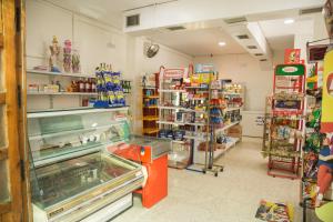 Supermarket alebo iný obchod pri luxusnom stane alebo v okolí