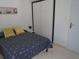 1 dormitorio con 1 cama y armario grande en Residence du Midi, en Cazaubon
