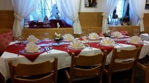 Reštaurácia alebo iné gastronomické zariadenie v ubytovaní Gasthaus Vinaders