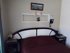 Voodi või voodid majutusasutuse Redwood Lodge Motel toas
