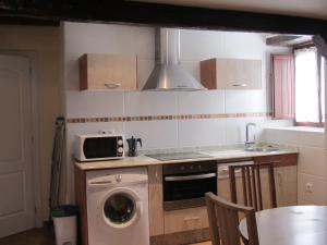 A kitchen or kitchenette at Apartamentos El Majuelo