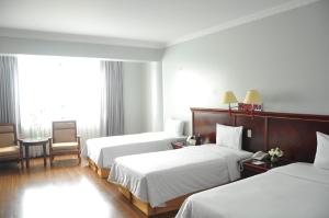 Postel nebo postele na pokoji v ubytování Kingdom Hotel