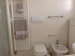 un piccolo bagno con servizi igienici e lavandino di Appartamento Guccio a Caldonazzo