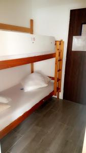 Uma ou mais camas em beliche em um quarto em Plein cœur du Grau du Roi - Les Cigales de la Mer - 100m de la plage