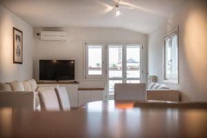 a living room with a couch and a television at Le Dimore di Casa Mattei n°9 in Prato