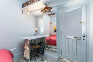 um quarto com uma cama, uma secretária e uma porta em Unique Studio House | City Centre em Lisboa