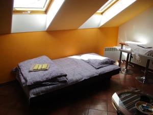 1 dormitorio con 1 cama en una habitación con ventana en Apartment Sonja en Belgrado