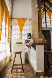 una cucina con bancone e sgabello in una stanza di Namasté Cabañas, Huasca de Ocampo a Huasca de Ocampo