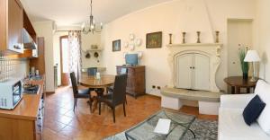 A kitchen or kitchenette at Claudio Appartamenti