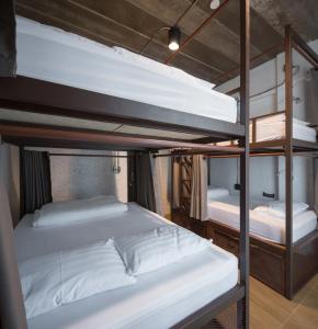 Двухъярусная кровать или двухъярусные кровати в номере Yindee Travellers Lodge