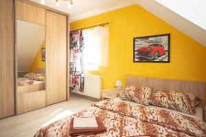 1 dormitorio con 1 cama y un camión rojo en la pared en Apartament Luna, en Giżycko