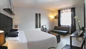 a hotel room with a bed and a couch at Hotel Residenza Alighieri in Bardolino