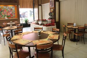 a dining room with tables and chairs in a restaurant at Hotel Napoles in San Luis Potosí
