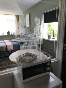 een kamer met een mannequin voor een bed bij De Drie Berken in Klazienaveen