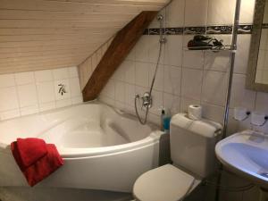 Koupelna v ubytování Historic Hotel Steinbock