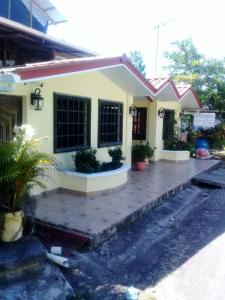 Una casa amarilla con plantas delante. en Hostal Bocas Tropical Paradise, en Bocas Town
