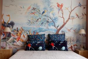 オンフルールにあるLa cage aux oiseauxの鳥の壁画が描かれたベッドルーム