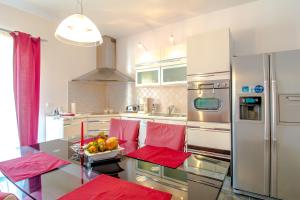 una cocina con un bol de fruta en una barra en Apartments Duje, en Dugi Rat