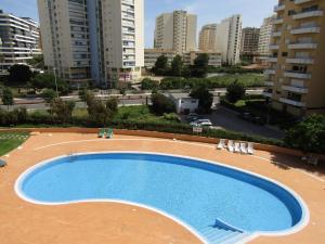 una gran piscina en el centro de una ciudad en Alltravel Primavera Apartment, en Portimão