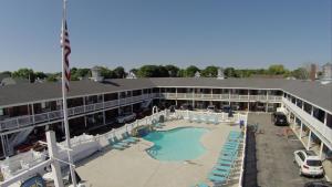 vista aerea di un hotel con piscina e sedie di Sands By The Sea Motel a York Beach