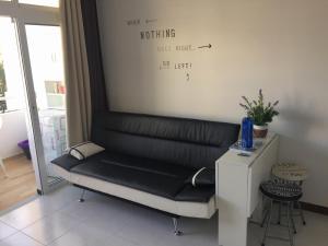 マスパロマスにあるApartamento Luxuryの壁付きの部屋の黒革のベンチ