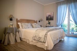 Een bed of bedden in een kamer bij B&B La Dimora Del Garda