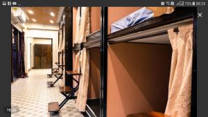 チェンライにあるGrace hostel - Chiang Raiの二段ベッド1組が備わる客室で、廊下があります。