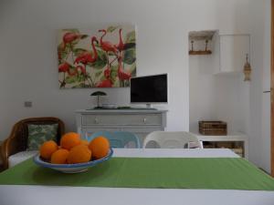 Miska pomarańczy siedząca na stole w obiekcie Casa Giglio w mieście Carloforte