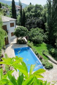 a small blue swimming pool in a garden at Villa Sommer in Portariá