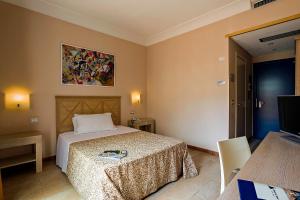 Postel nebo postele na pokoji v ubytování Mahara Hotel & Wellness