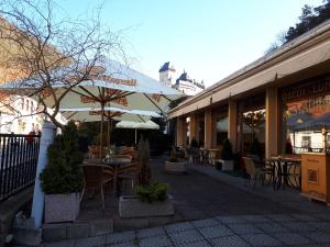 Reštaurácia alebo iné gastronomické zariadenie v ubytovaní Pension a Restaurace Vyhlídka