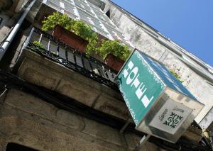znak uliczny przed budynkiem w obiekcie Hotel Hórreo by Bossh! Hotels w Santiago de Compostela