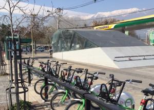 una fila de bicicletas estacionadas en un estacionamiento en Agradable Braganza, en Santiago