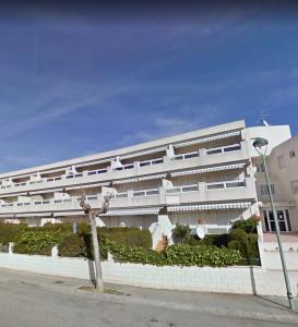 un gran edificio blanco al lado de una calle en Cala Azul 304-306 Tamarit, en Tamarit