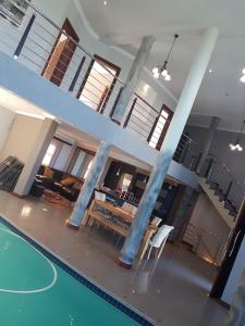 Casa con piscina, mesa y sillas en Mangie Villa en Margate