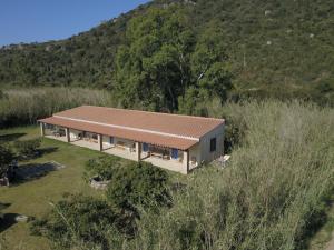 an overhead view of a house with a roof at B&B Sa Tuerra in Teulada