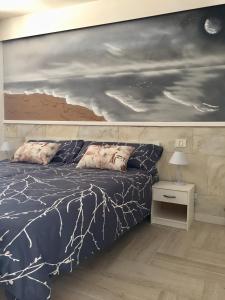 パルム・マールにあるOcean View Apartmentのベッドルーム1室(ベッド1台付)が備わります。壁には絵画が飾られています。