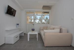 un soggiorno con divano e tavolo di Vila Branka a Makarska