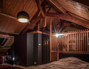 a bedroom with a bed and a ceiling with wooden ceilings at Hofstede Prinsland in Kortgene