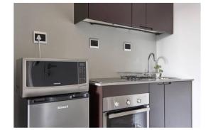 y cocina con microondas y fogones. en Urban sky studio @ Hallmark House, en Johannesburgo