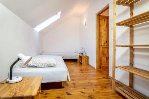 a room with two beds and a table with a lamp at Dębki Domki Bliźniaki Z OGRZEWANIEM in Dębki