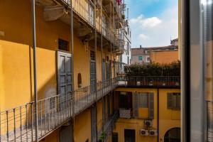 een raam met uitzicht op een appartementencomplex bij La Casetta di Porta Romana in Milaan